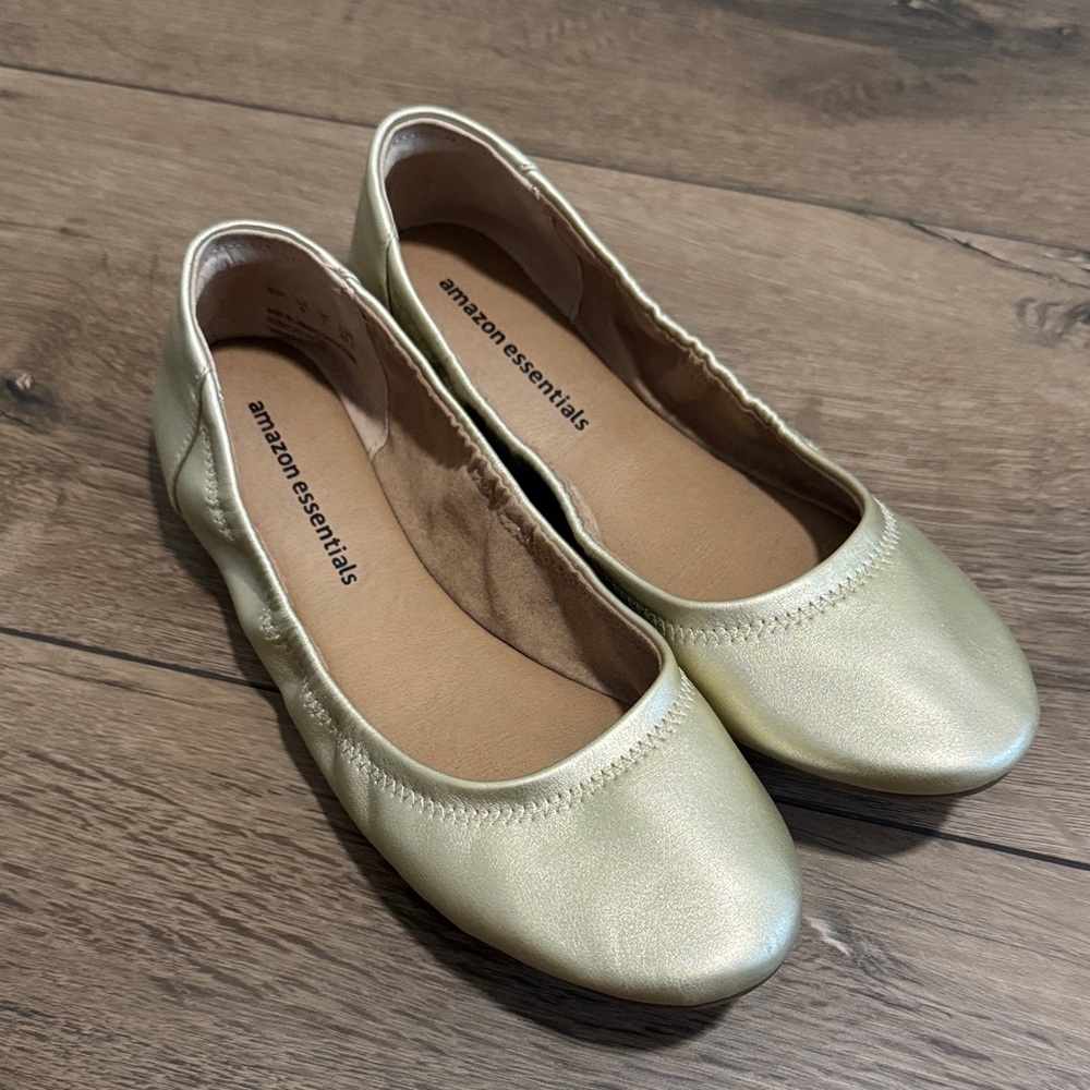 Amazon Essentials Women's Shimmering Gold Flats